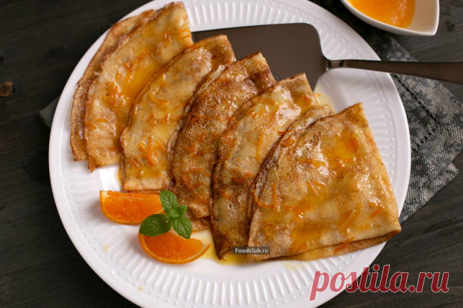 Блинчики Креп Сюзетт (Crêpes Suzette) Происхождение знаменитых французских крепов «Сюзетт» окутано легендами, как и многие известные рецепты. Одни версии противоречат другим, но большинство все-таки сходится на том, что придуманы блинчики были в конце XIX века во Франции. 
Что касается оригинального рецепта, то тут тоже нет единодушия. Есть две основных версии блинчиков Сюзетт: с фламбированием (поджиганием алкоголя) и без. В классических источниках (у Эскофье, Larousse) о...