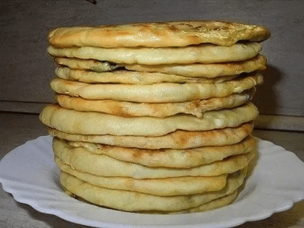 Готовим хачапури с сыром и яйцом
Потребуется:
Тесто:
● кефир - 2 ст
● соль - 1 ч.л.
● сахар - 1 ч.л.
● сода-1 ч.л.
● масло растительное – 2 ст.л.
● мука – 4 - 5 ст
Начинка:
● сыр твёрдый - 150 гр.
● яйцо отварное - 5 шт.
● чеснок - 5 зубчиков
● зелень - 1 пучек
● майонез - 3 ст.л.
Приготовление:
Смешиваем кефир, соль, сахар, соду, растительное масло. Хорошо перемешиваем. Сыр и яйца трём на крупной тёрке, добавляем измельчённый чеснок, зелень, майонез. Хорошо перемешиваем. Тесто делим на час