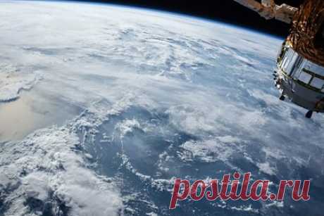 Россия запустит пять космических кораблей к МКС в 2022 году. Россия в 2022 году планирует запустить пять кораблей к Международной космической станции, два пилотируемых «Союза» и три грузовых «Прогресса». Первый пилотируемый пуск намечается 18 марта, на «Союзе МС-21» полетят российские космонавты Олег Артемьев, Денис Матвеев и Сергей Корсаков, второй — на 21 сентября.