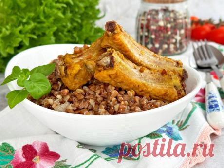 Свиные рёбрышки с гречкой на сковороде Свиные рёбрышки с гречкой на сковороде - это сытное и ароматное блюдо, которое станет отличным вариантом для обеда или ужина. Гречка в процессе приготовления становится рассыпчатой и насыщенной вкусом, а рёбрышки - нежными и сочными. Подавайте это блюдо горячим, дополнив овощным салатом по желанию.