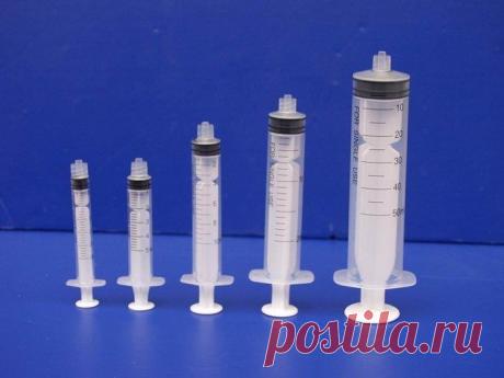 Устройство из шприца, которое пригодится в каждом доме Уже одно только слово «шприц» вряд ли вызывает хоть у кого-то приятные ассоциации. Так и переносишься в детство и чувствуешь суровые руки тёти-медсестры, которая сейчас как вколет… Но медицинскому шпр…