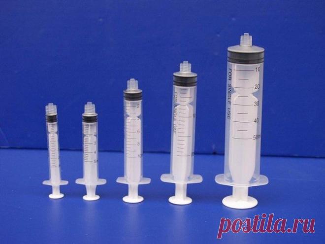 Устройство из шприца, которое пригодится в каждом доме Уже одно только слово «шприц» вряд ли вызывает хоть у кого-то приятные ассоциации. Так и переносишься в детство и чувствуешь суровые руки тёти-медсестры, которая сейчас как вколет… Но медицинскому шпр…