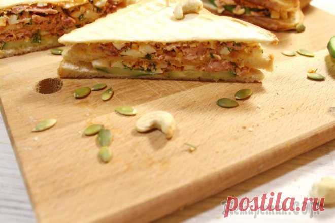 Клаб-сэндвич с тунцом. Вкусный бутерброд с тунцом, яйцом и орешками.
