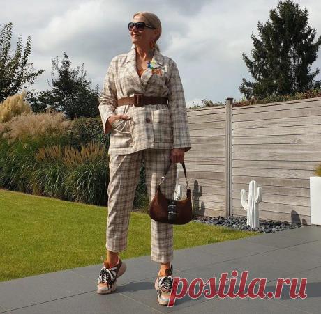 Как одеваться осенью, чтобы элегантным называли не только возраст, но и женщину в возрасте
Вряд ли всем женщинам нравится, когда о них говорят «женщина элегантного возраста». Ведь, как ни крути, на возраст все равно намекают, хоть и называют приятным …
Читай дальше на сайте. Жми подробнее ➡