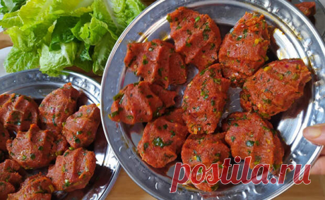 Турецкий мясной хлеб без мяса. Его так назвали, потому что он сытнее шашлыка - Steak Lovers - 22 апреля - 43292293614 - Медиаплатформа МирТесен Традиционный турецкий мясной хлеб готовится вообще без мяса, а его название скорее идет от вкусовых качеств — блюдо получается сытнее шашлыка. Распространенный на Востоке рецепт будет просто повторить и дома, потребуются лишь недорогие продукты. Ингредиенты: 450 граммов булгура, 250 миллилитров - 22 апреля - 43292293614 - Медиаплатформа МирТесен