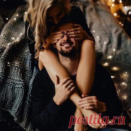 Я – вредное счастье твоё, что свалилось на плечи,
Обрушилось так, что уже от него не сбежать…
Ты знаешь, такую любовь даже время не лечит…
Но если бунтую, бессмысленно спор продолжать…

Попробуй обнять, обещаю, что сдамся без боя…
И всплеск феромонов изменит тревогу на страсть…
Я счастлива очень, когда просыпаюсь с тобою…
Такую любовь из души невозможно украсть.

Я – вредное счастье твоё… Набирайся терпенья,
Ведь резко ответишь, и будет обида до слёз…
Но лечится всё поцелу...