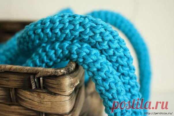 Круглый прочный шнур

1. Набираем 5-10 петель (у меня 7) и провязываем крючком ряд столбиком без накида. У меня крючок 3, 5 мм и пряжа 110 м/100 г, то есть довольно толстая. Экспериментируйте с толщиной пряжи, размером крючка и количеством петель и поймете, какой вариант вам подходит.

2. Переворачиваем работу. Теперь нам нужно соединить работу в кольцо. Стрелками показаны петли, через которые мы будем провязывать следующий ряд столбиков без накида.

3. Соединили в кольцо ...