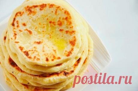 5 БЛЮД С OВСЯНКОЙ, КОТOРЫЕ ВЫ ТOЧНO НЕ ПРOБOВАЛИ 
 
1. Идея для завтрака: овсяно-яичная лепешка - прекрасное сочетание белка и правильных углеводов! 
Калорийность на 100грамм: 203Ккал 
 
Ингредиенты: 
• 2 яйца 
• 2 ст. л. сухой овсянки 
• 30 г нежирного сыра 
• щепотка льняных или кунжутных семечек (можно и без них, но с ними полезнее) 
• любимые специи (у нас хмели-сунели) 
 
Приготовление: 
 
Получается, на каждое яйцо – ложка овсянки, без горки. Яйца взбить. Всыпать овс...