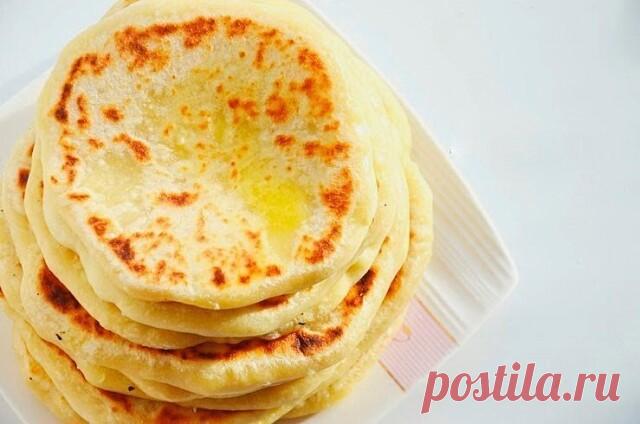 5 БЛЮД С OВСЯНКОЙ, КОТOРЫЕ ВЫ ТOЧНO НЕ ПРOБOВАЛИ 
 
1. Идея для завтрака: овсяно-яичная лепешка - прекрасное сочетание белка и правильных углеводов! 
Калорийность на 100грамм: 203Ккал 
 
Ингредиенты: 
• 2 яйца 
• 2 ст. л. сухой овсянки 
• 30 г нежирного сыра 
• щепотка льняных или кунжутных семечек (можно и без них, но с ними полезнее) 
• любимые специи (у нас хмели-сунели) 
 
Приготовление: 
 
Получается, на каждое яйцо – ложка овсянки, без горки. Яйца взбить. Всыпать овс...