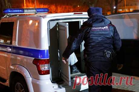Погибший при пожаре в отделе полиции Реутова был задержан за избиение женщины. МВД проводит служебную проверку по факту гибели задержанного в отделе полиции Реутова. Участковый, который запер мужчину в служебном помещении, уволен из органов внутренних дел по отрицательным мотивам. Задержанный за избиение супруги Феруз Искандаров сам стал поджигать вещи в камере в знак протеста и задохнулся.