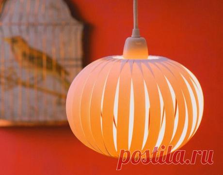 Абажур для спальни из простой бумаги своими руками - Журнал "Сам себе изобретатель" Украсить свой дом несложно. А насколько комфортно все будет в итоге — решать каждому  самому. Даже съемное жилье можно сделать очень уютным без накладных расходов. Главное в этом деле — вложить в это душу. Но, облагородив стены и окна квартиры, нельзя оставить голой ни одну лампочку, свисающую с потолка. Итак, как можно сделать стильный абажур …