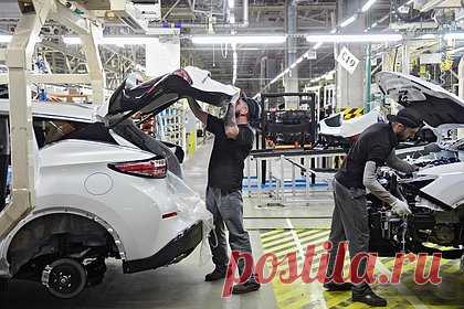 В сети показали фото нового кроссовера Lada. Новый кроссовер Lada X-Cross 5, который будут собирать на бывшем заводе Nissan в Санкт-Петербурге, оказался перелицованным китайским FAW Bestune T77. Фотографии новой модели «АвтоВАЗа» опубликовал главный редактор журнала «За рулем» Максим Кадаков. Российский кроссовер отличается от «китайца» лишь эмблемой.