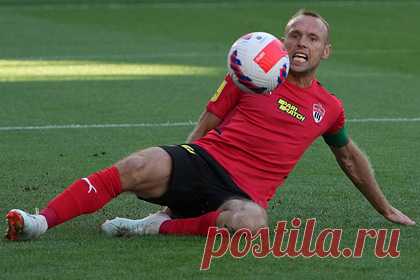 Стало известно о готовности Глушакова бесплатно играть за «Спартак». Полузащитник «Химок» Денис Глушаков готов бесплатно играть за московский «Спартак». По словам футболиста, хавбек подмосковной команды позвонил ему после дерби между «Спартаком» и ЦСКА. Баженов отметил, что Глушаков может помочь московскому клубу. Он призвал красно-белых вернуть игрока.