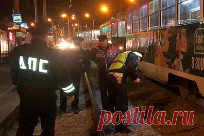 В российском городе трамвай задавил школьницу. В Екатеринбурге школьница погибла под колесами трамвая. Школьница ехала на сцепке между вагонами и упала на пути.