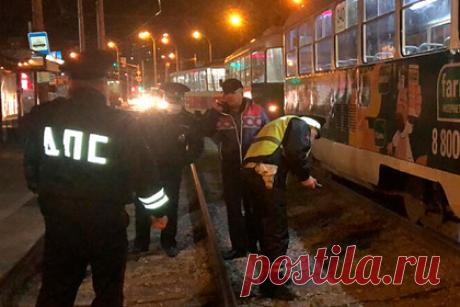 В российском городе трамвай задавил школьницу. В Екатеринбурге школьница погибла под колесами трамвая. Школьница ехала на сцепке между вагонами и упала на пути.