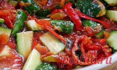 Лечо из огурцов на зиму - невероятно вкусная заготовка!        

Ингредиенты:
Томаты – 1,5 кг.;
Перец сладкий – 300 гр.;
Огурцы – 2,5 кг.;
Морковь – 300 гр.;
Масло растительное – 0,5 стакана;
Чеснок – 1 головка;
Перец чили – 2 стручка;
Уксус 9%– 100 мл.;
Сахар – 0,5 стакана;
Соль – 1 ст. ложка.
Приготовление:
Помидоры пропустим через мясорубку, желательно отрезав от них твердые места где крепится плодоножка. Так же пропустим через мясорубку горький перец чили и чеснок.
Теп...