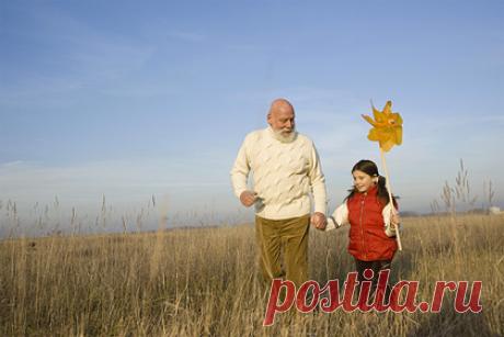 Раскрыта опасность позднего отцовства. Откладывать возможность стать отцом с помощью искусственного оплодотворения нельзя, предупреждают британские ученые и приводят данные своего исследования, которое показывает, что чем старше отец, тем ниже шансы при таком методе зачатия. Притом они не смогли учесть другие факторы здоровья отцов.