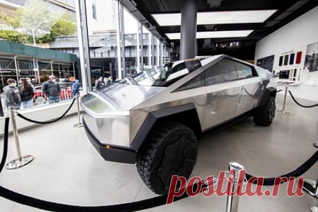 Tesla засекретила сроки выхода своего электропикапа. Tesla убрала все упоминания сроков выхода электрического пикапа Cybertrack со своего сайта. Если перейти на страницу заказа Cybertruck, то появится уведомление, что конфигурацию автомобиля можно будет завершить ближе к старту производства машины. Засекреченные сроки выхода пикапа могут намекать на крупную задержку.