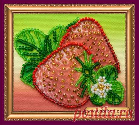 Каждый год в конце мая в небольшом немецком городке Оберкирхе (Oberkircher), что расположен в землях Баден-Вюртемберг, проводится очень вкусный и веселый фестиваль -  Праздник клубники (Erdbeerfest). Здесь находится крупнейший оптовый рынок клубники в Германии, поэтому неудивительно, что и праздник этой вкусной ягоды проходит именно в этом городе и ведет свою историю с 1999 года, когда состоялся впервые. Он стартует в последнюю субботу мая и продолжается 2 дня. / Свежие рецепты