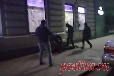 Задержание ФСБ двух агентов «Легиона &quot;Свобода России&quot;» попало на видео. ФСБ показала видео задержания двоих россиян, которые по заданию запрещенного в РФ украинского «Легиона &quot;Свобода России&quot;» готовили диверсию в Ростовской области. На кадрах видно, как на молодых людей, поваленных на землю, надевают наручники. Задержанные намеревались поджечь военкомат.