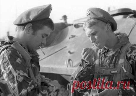 Подлинная история бойцов 9-й роты (5 фото) | Чёрт побери За год до вывода советских войск из Афганистана на дороге Гардез — Хост состоялось сражение между советскими десантниками и подразделением спецназа моджахедов «Черный аист». Русским солдатам удалось не только отстоять высоту, но и вынудить боевиков отступить. В наши дни об этом был снят фильм Федора Бондарчука «9 рота».   Откуда взялся «блокпост»    На безымянной высоте    Черные аисты    На расстоянии броска гранаты...