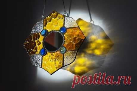 Что такое ловец солнца (Suncatcher)? Эти удивительные интерьерные вещицы давно завоевали любовь жителей Европы и США, но в нашей стране пока все еще остаются в новинку. Речь идет о стеклянной витражной подвеске, которую можно прикрепить в оконном проеме, на террасе или даже в саду, – по сути, везде, где через нее будут проникать солнечные лучи. И не просто проникать, а сиять разноцветными красками, даря хорошее настроение и наполняя пространство позитивной теплой энергетикой. Восходящее,…