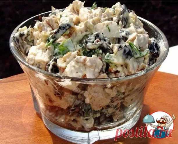 Салат с курицей и черносливом

Понадобится:
-300 г куриного филе
-5 яиц
-150 г чернослива
-100 г грецких орехов
-100 г твердого сыра
-майонез для заправки
-соль по вкусу
-зелень для украшения

Приготовление:

Куриное филе отварить, яйца отварить отдельно, охладить.
Яйца очистить, отделить белки от желтков, отдельно натереть на мелкой терке.
Филе нарезать мелко или разобрать на волокна. Чернослив распарить и также мелко нарезать. Орехи измельчить
Твердый сыр натереть на кру...