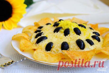 Салат &quot;Подсолнух&quot; с кукурузой 
https://povar.ru/recipes/salat_podsolnuh_s_kukuruzoi-12698.html

Салат &quot;Подсолнух&quot; с кукурузой - кулинарный рецепт на Повар.ру
Салат &quot;Подсолнух&quot; с кукурузой - красочный, вкусный, порадует и детей, и взрослых. Он всегда привлекает внимание своим видом и отличается отменным вкусом. Ингредиенты для салата укладываются слоями.
