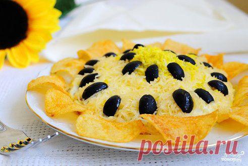 Салат "Подсолнух" с кукурузой 
http://povar.ru/recipes/salat_podsolnuh_s_kukuruzoi-12698.html

Салат "Подсолнух" с кукурузой - кулинарный рецепт на Повар.ру
Салат "Подсолнух" с кукурузой - красочный, вкусный, порадует и детей, и взрослых. Он всегда привлекает внимание своим видом и отличается отменным вкусом. Ингредиенты для салата укладываются слоями.