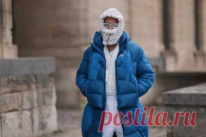 Россиянкам назвали выделяющую из толпы зимнюю одежду. Дизайнер Елена Панова назвала россиянкам зимнюю одежду, которая выделяет из толпы. По словам специалистки, в моду вернулись популярные в девяностых и нулевых годах объемные пуховики. Для тех, кто передвигается на автомобиле, эксперт посоветовала выбирать ультракороткую пуховую куртку.