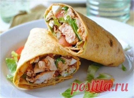 Супер-белковый перекус: лаваш с курицей и овощами!
на 100грамм - 112.29 ккалБ/Ж/У - 8.46/0.75/17.57

Ингредиенты:
Лаваш - 1 шт
Куриное филе - 150 г
Листья салата - 20 г
Помидор - 1 шт
Огурец - 1/2 шт
Лук - по вкусу
Зелень - по вкусу
Натуральный йогурт - 2 ст. л
Чеснок - по вкусу

Приготовление:
Куриное филе порезать на куски и обжарить на сковороде. В тонкий лаваш положить лист салата, сверху нарезанные кружочками томаты и огурцы, куриное филе, лук, зелень. Добавить соус (...