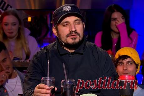 Девушка Паши Техника рассказала про госпитализацию рэпера. Возлюбленная рэпера Паши Техника Катя Лоли поделилась подробностями о состоянии музыканта перед госпитализацией. Она рассказала, что психотерапевтом исполнителю были прописаны таблетки, которые всегда лежали у нее в сумке. Однако вчера она не нашла их у себя. Отмечается, что в настоящий момент рэпер в больнице.