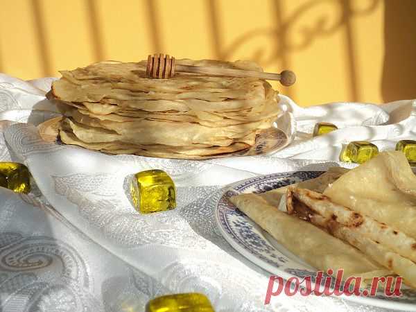 Муфлета – это тонкие блины, которые раскатываются руками, обжариваются по несколько блинов в стопке одновременно и подаются политые медом и смазанные сливочным маслом. Очень вкусно!