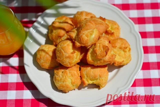 Эклеры

Время приготовления: 15 минут
Время выпекания: 45 минут

Ингредиенты:

Масло сливочное — 100 г
Яйца куриные — 4 шт.
Мука — 180 г
Соль — 1/2 ч. л.
Вода — 250 мл
Заварной крем — опционально

Приготовление:

1. Подготовить ингредиенты.
2. Доведите воду до кипения, растопите в воде масло и добавьте соль.
3. Добавьте туда муку. Тщательно перемешайте деревянной лопаткой.
4. Как только тесто начнет отходить от стенок, скатается в комок, поварите его ещё пару минут и сними...