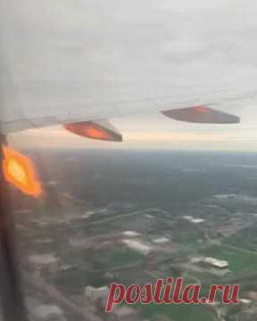 У американского пассажирского самолета загорелся двигатель. В США у пассажирского самолета American Airlines загорелся двигатель. Кадры опубликовал Telegram-канал «Комсомольская правда: KP.RU». Отмечается, что борт направлялся в Оризону из Колумбуса. Самолету пришлось вернуться в аэропорт через 40 минут после взлета. Пострадавших не обнаружено.