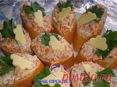 Это самая вкусная намазывалка из всех, которые я пробовала. По вкусу очень напоминает красную икру, всегда идет на ура! Рецепт мама "принесла" из гостей много лет назад, и теперь этот паштетик у нас очень часто

ЛОЖНАЯ ИКОРКА

Ингредиенты:

-Сельдь — 1 шт
-Масло сливочное — 150 г
-Сырок плавленый — 2 шт
-Морковь (небольшая) — 3 шт

Приготовление:

1. Селедку почистить от внутреностей, кожи и костей. Морковь отварить до готовности.
2. Селедку, морковь, масло, сырки перекрут...