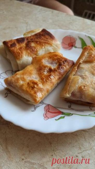 Пирожки из лаваша «Пальчики оближешь» с яйцом, сыром и помидорами – пошаговый рецепт приготовления с фото Это самые лёгкие и удобные в приготовлении пирожки. К тому же очень вкусные и не впитывающие масло.