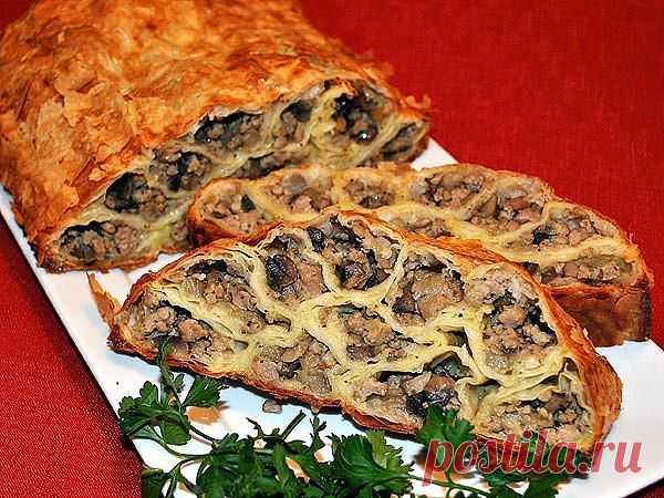 22 листа теста фило 600-700 гр мясного фарша 200 гр свежих грибов 3 больших луковицы, если есть лук-порей, 4 яйца 2 ст. ложки растительного масла Соль, перец,специи Разогреваем масло и обжариваем лук, добавляем фарш, обжариваем 3-4 минуты и кладем нарезанные грибы. Все хорошо перемешиваем и обжариваем.Солим и добавляем специи, какие Вы любите. В отдельной чашке вилкой взбиваем яйца. Берем форму для запекания,смазываем маслом и кладем 2 листа теста фило Смазываем яйцом. Для смазывания лучше...