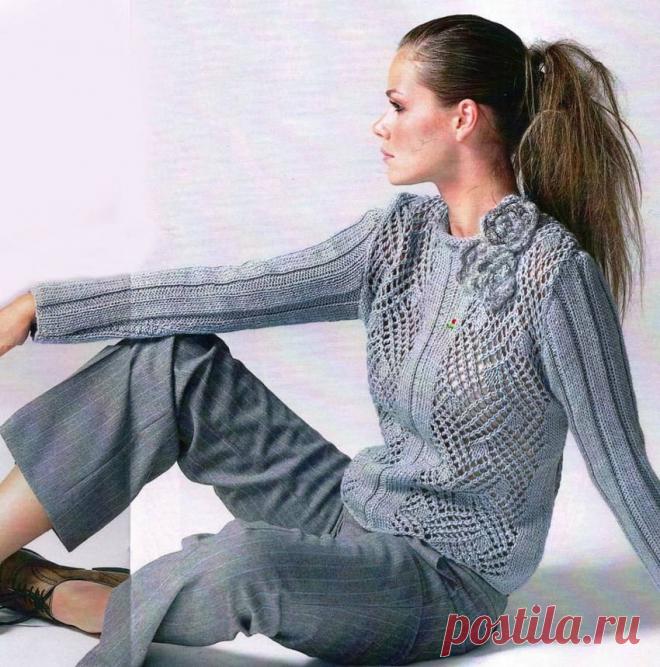 Пуловер в резинку с ажурным узором.