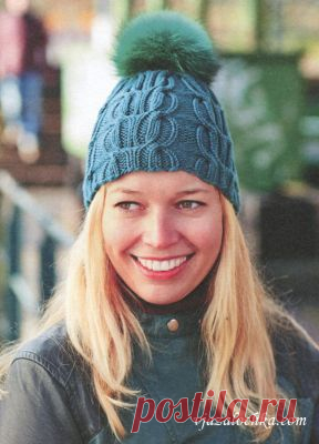 Вязаная шапка с меховым помпоном