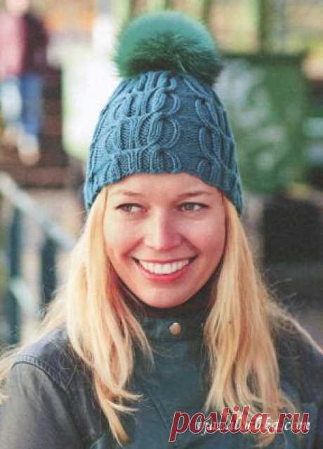 Вязаная шапка с меховым помпоном