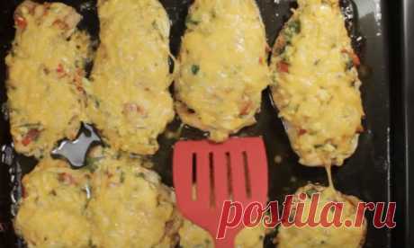 Кладем поверх филе салат и ставим в духовку