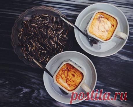 Яичный кофе (Вьетнам)
В основе рецепта — яичный желток, сгущенное молоко, сахар и горячий кофе.