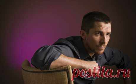 мужчина, актер, кристиан бэйл, Christian bale, рубашка, стул картинки на рабочий стол 63391