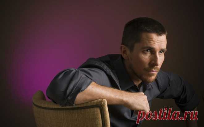 мужчина, актер, кристиан бэйл, Christian bale, рубашка, стул картинки на рабочий стол 63391