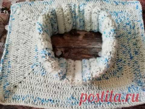 Детская манишка крючком, работа Марии