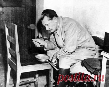 Добрый  палач Джон Вудс на Нюрнбергском процессе (7 фото) | Чёрт побери    В конце октября 1945 года в Нюрнберге заседал Международный военный трибунал, который судил преступления руководителей фашистской Германии. Закономерным стало вынесение смертных приговоров, для исполнения которых был приглашен опытный палач - Джон Вудс.  Джон Вудс был добрым палачом. Когда его жертва зависала в воздухе, он хватал ее за ноги и повисал вместе с ней, сокращая страдания болтающегося в п...