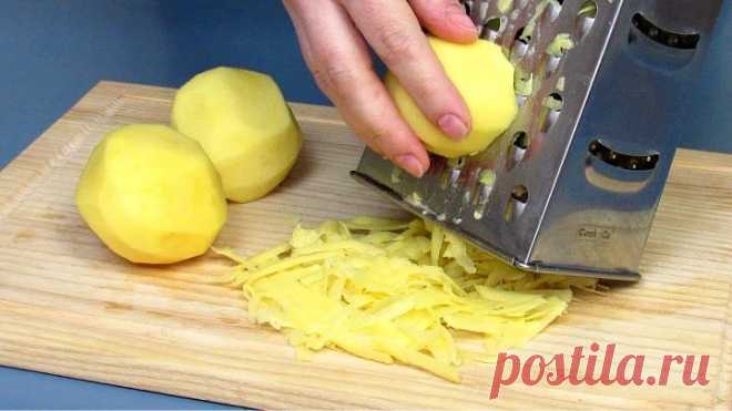 Даже остыть не успеет! Просто натрите 3 картофелины и немного колбасы! Вкусный рецепт картофеля.