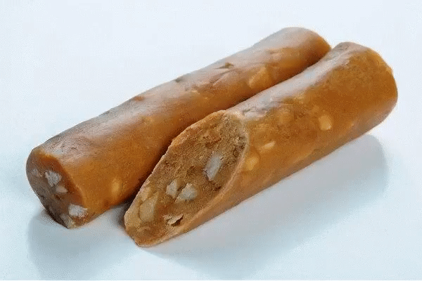 СЛИВОЧНАЯ КОЛБАСКА 
ИНГРЕДИЕНТЫ:
 2 пачки печенья (со вкусом топленого молока)
 1 стакан грецких орехов, все измельчить.
 100 гр сливочного масла
 1 плитка шоколада (молочного) растопить
ПРИГОТОВЛЕНИЕ:
Смешать все ингредиенты с банкой сгущенки, печенья и орехов. Сформировать в колбаски и в холод на ночь.
Приятного аппетита!