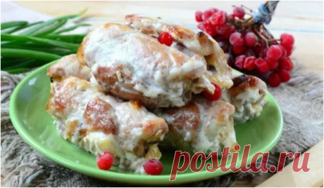 Сочные мясные рулетики
Эти мясные рулетики такие сочные, ароматные и вкусные, что перед ними просто невозможно устоять! Попробуйте приготовить на ужин и подавайте с любым гарниром и овощами.

Ингредиенты:
Свиная вырезка — 500 г
Грибы — 300 г
Лук репчатый — 1 шт.
Яйцо — 1 шт.
Сыр твердый — 100 г
Сметана — 5 ст. л.
Соль — по вкусу
Перец — по вкусу
Приготовление:
Для начала подготовим все необходимые ингредиенты. 300 г грибов промываем и обмакиваем бумажным полотенцем. Курино...